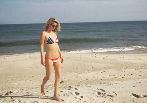 Nicky Hilton: abito bianco sexy ma sobrio per la sorellina di Paris 