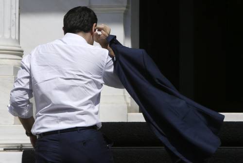Il premier Alexis Tsipras di spalle