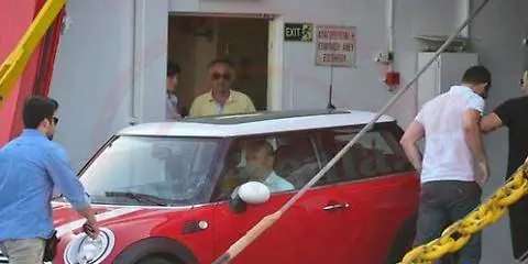 Varoufakis paparazzato al mare a bordo di una Mini Cooper (made in Germany)