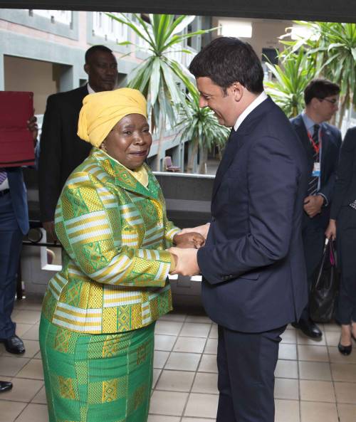 Renzi in Etiopia per "risolvere" ​l'emergenza immigrazione: "Italia ponte tra Ue e Africa"