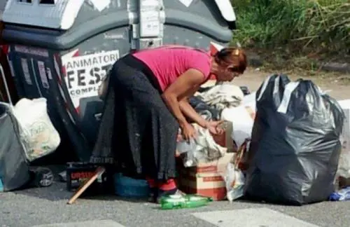 Invece di sanzionare i rom, Gabrielli elimina i cassonetti