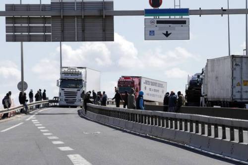 Calais, ora l'Inghilterra vuole blindare il porto: "Fermeremo i profughi"