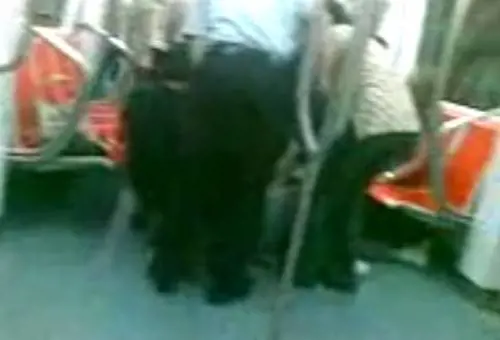 Roma, l'inferno della metro: si sente male ma non c'è nessuno a soccorrerlo