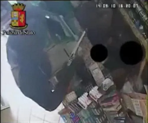 La violenza dei rom: armati di pistola rapinano una tabaccheria