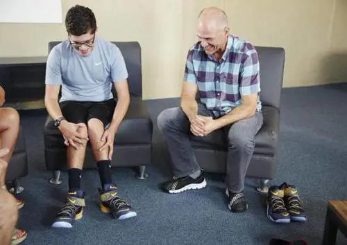 Nike raccoglie l'appello di un 16enne malato  e crea delle scarpe per lui
