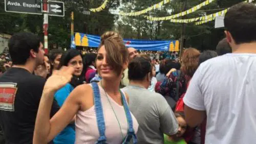 Vicky Xipolitakis senza reggiseno prova ad avvicinare il Papa, ma la folla glielo impedisce