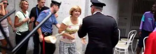 Urla e proteste dei cittadini contro l'arroganza di Renzi: "Ci mette i profughi in casa"