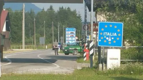 Friuli, assalto dei profughi ai valichi italiani