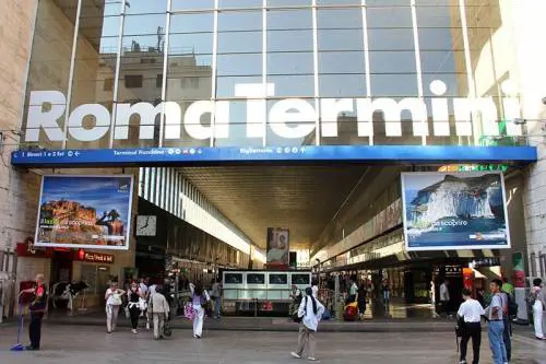 Imprigionati in un treno rovente, odissea ferroviaria alle porte della stazione Termini