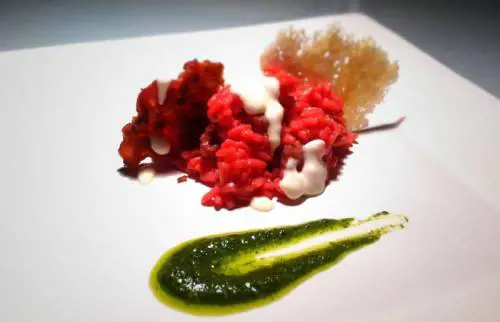 Risotto carnaroli rosso con taleggio di capra e crema al basilico
