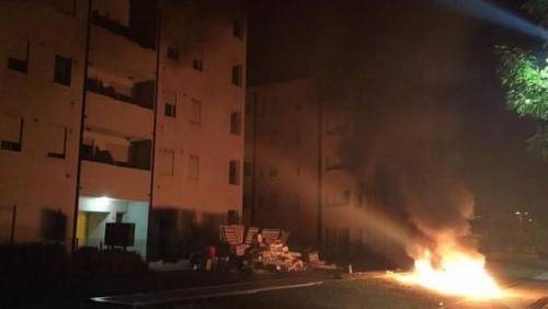 Treviso, esplode la rabbia dei residenti contro i profughi: mobili bruciati in strada
