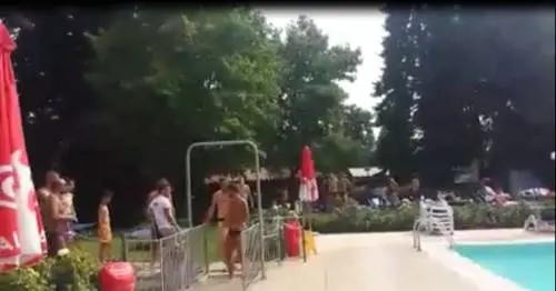 Piscina sgomberata per far spazio al Milan. La protesta dei bagnanti