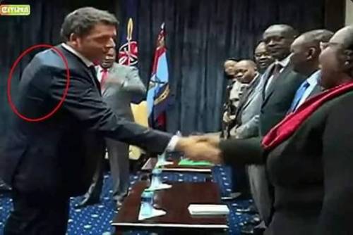 Renzi e la visita dal presidente del Kenya col giubbotto antiproiettile
