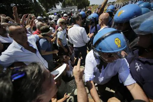 Profughi a Casale San Nicola, blocchi e scontri anche a Roma