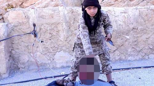 L'ultimo video choc del Califfo: bimbo decapita miltare siriano