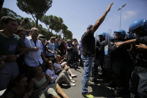 Blocchi contro i profughi, tensione con la polizia