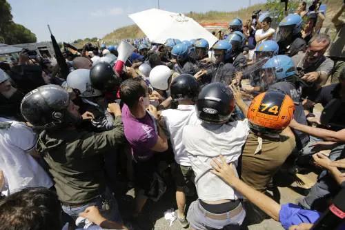 I comuni contro i prefetti: "Non vogliamo immigrati, prima i nostri concittadini"