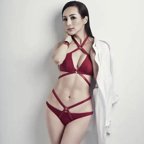 Candy Lo: la modella 50enne che posa in abiti sexy