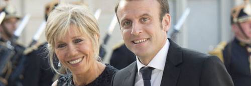 Francia, il ministro Macron con la sua compagna: la prof del liceo