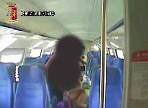Immigrato stupra una ragazza sul treno