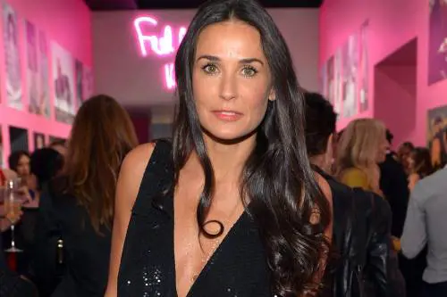 Usa, cadavere nella piscina di Demi Moore: affogato durante una festa