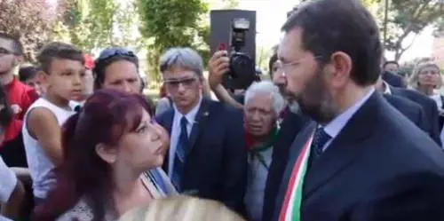 L'ultima gaffe di Marino Insulta una signora che lo contesta