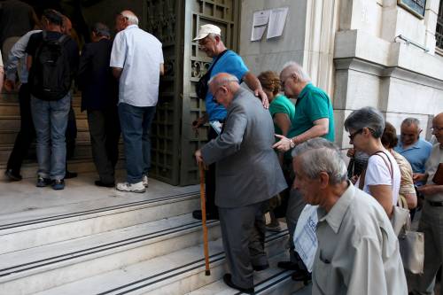 La Grecia rimborsa i creditori, ma Tsipras perde un altro pezzo