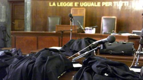 "Basta scollature e infradito, è un Tribunale": polemiche a Ischia