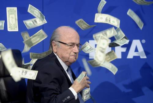 Fifa, Blatter contestato: banconote contro di lui