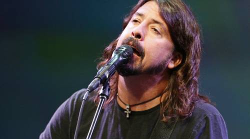 Foo Fighters, un duetto bizzarro: Dave Grohl canta con l'ortopedico