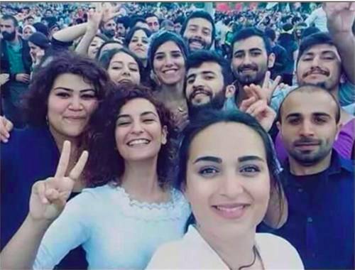 Turchia, il selfie che strazia il web: "La ragazza vicino a me è morta"