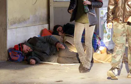 Brescia, sindaco Pd si arrende a immigrati e barboni: chiusa la stazione
