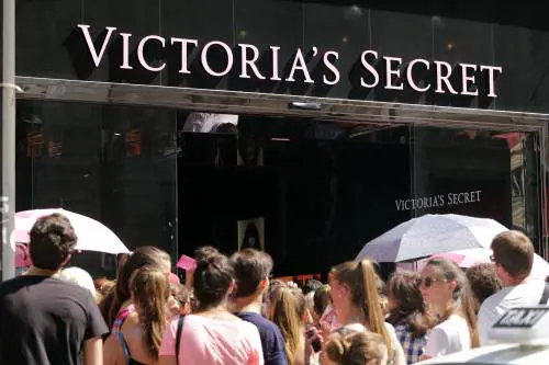 Victoria's Secret apre a Milano: preso d'assalto il negozio