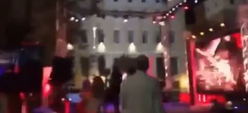 Malika Ayane: bottigliate sul palco a Napoli e Riotta si infuria