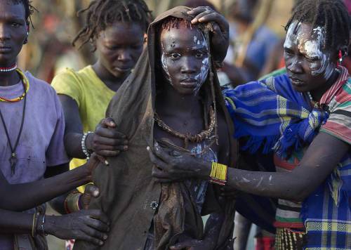 La barbarie dell'infibulazione fa ancora sanguinare l'Africa