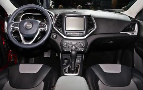 L'allarme degli esperti: "Possibili attacchi hacker su Jeep Cherokee e altre auto"