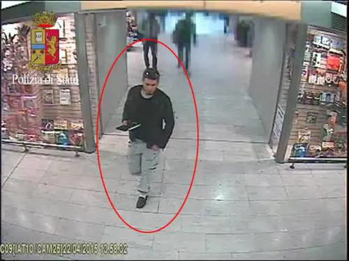 Parlavano in italiano e dicevano "Ci devono credere integrati..."