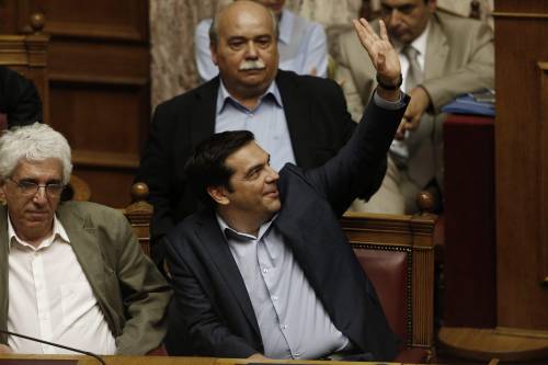 Grecia, il parlamento approva il secondo pacchetto di riforme. Vota sì anche Varoufakis