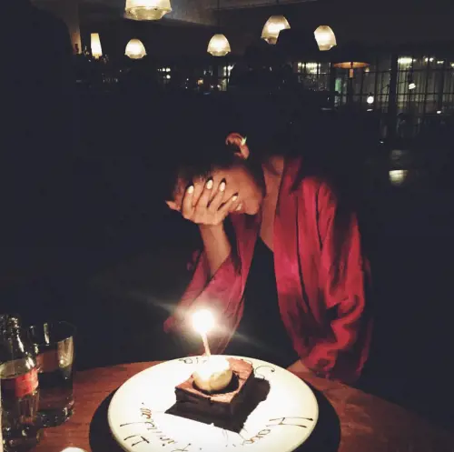 I 23 anni sexy di Selena Gomez (con torta a sorpresa)