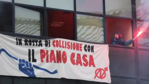 Riallacciò l'acqua a stabili occupati: sotto indagine il sindaco di Bologna