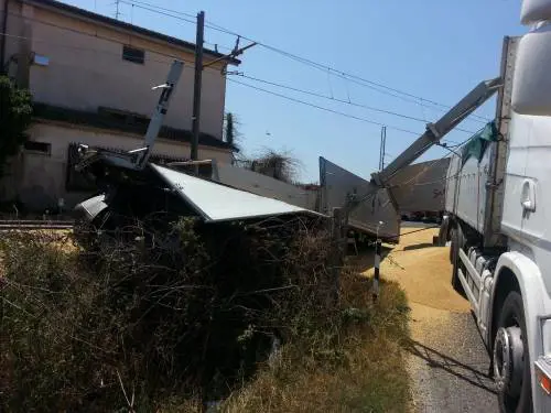 Chiede indicazioni ai carabinieri, il tir finisce travolto dal treno