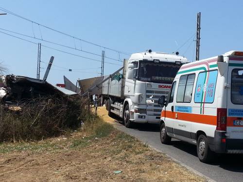 L'autoarticolato travolto dal treno