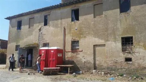 I profughi trattati come animali nel casolare diroccato