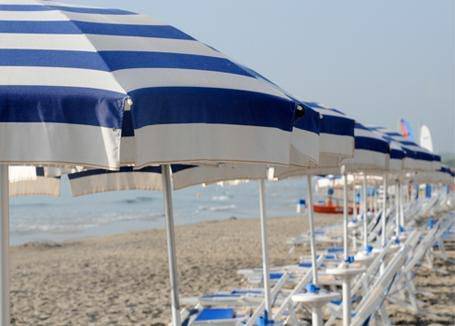 La stangata sul turismo in Romagna: raddoppia la tassa sugli ombrelloni