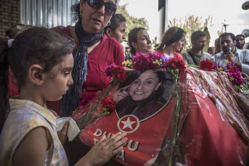 I funerali di Duygu Tuna, una delle vittime dell'attentato contro i curdi a Suruc