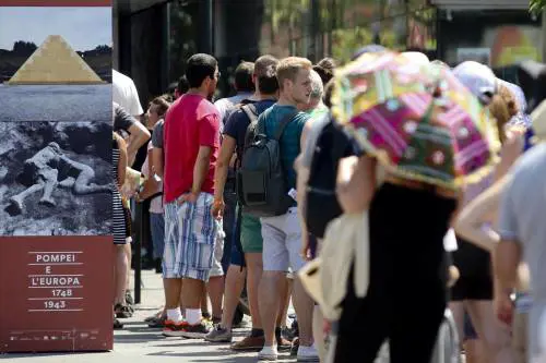File davanti alle biglietterie dopo la chiusura degli Scavi di Pompei