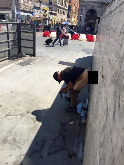 Degrado a Roma, uomo defeca nel piazzale di stazione Termini
