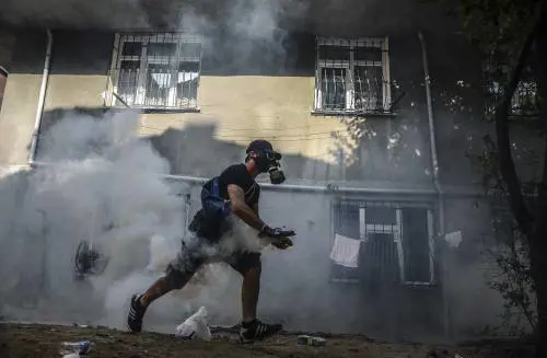 Scontri a Istanbul tra la polizia e manifestanti che denunciano i morti a Suruc