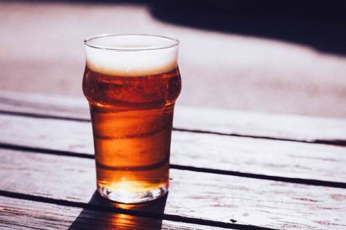 Il consiglio dell'esperta: "Bere birra aiuta a fare sesso"