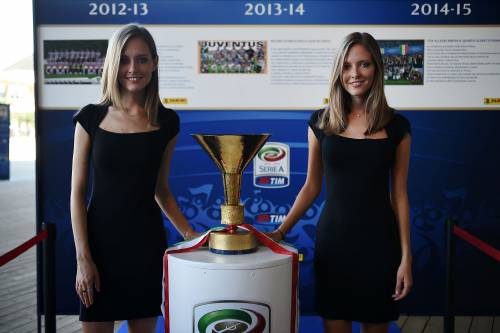 Due hostess con la Coppa Italia alla presentazione del calendario di Serie A
